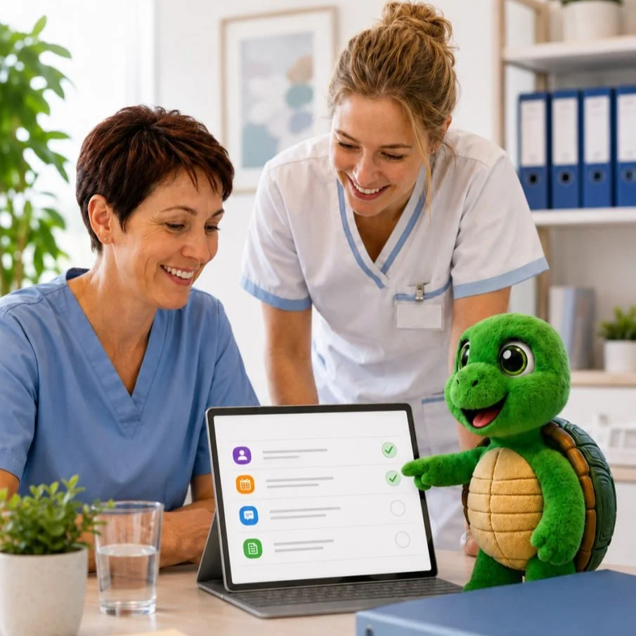 Zwei Pflegefachpersonen arbeiten gemeinsam mit Lizzy an einem digitalen Formular
